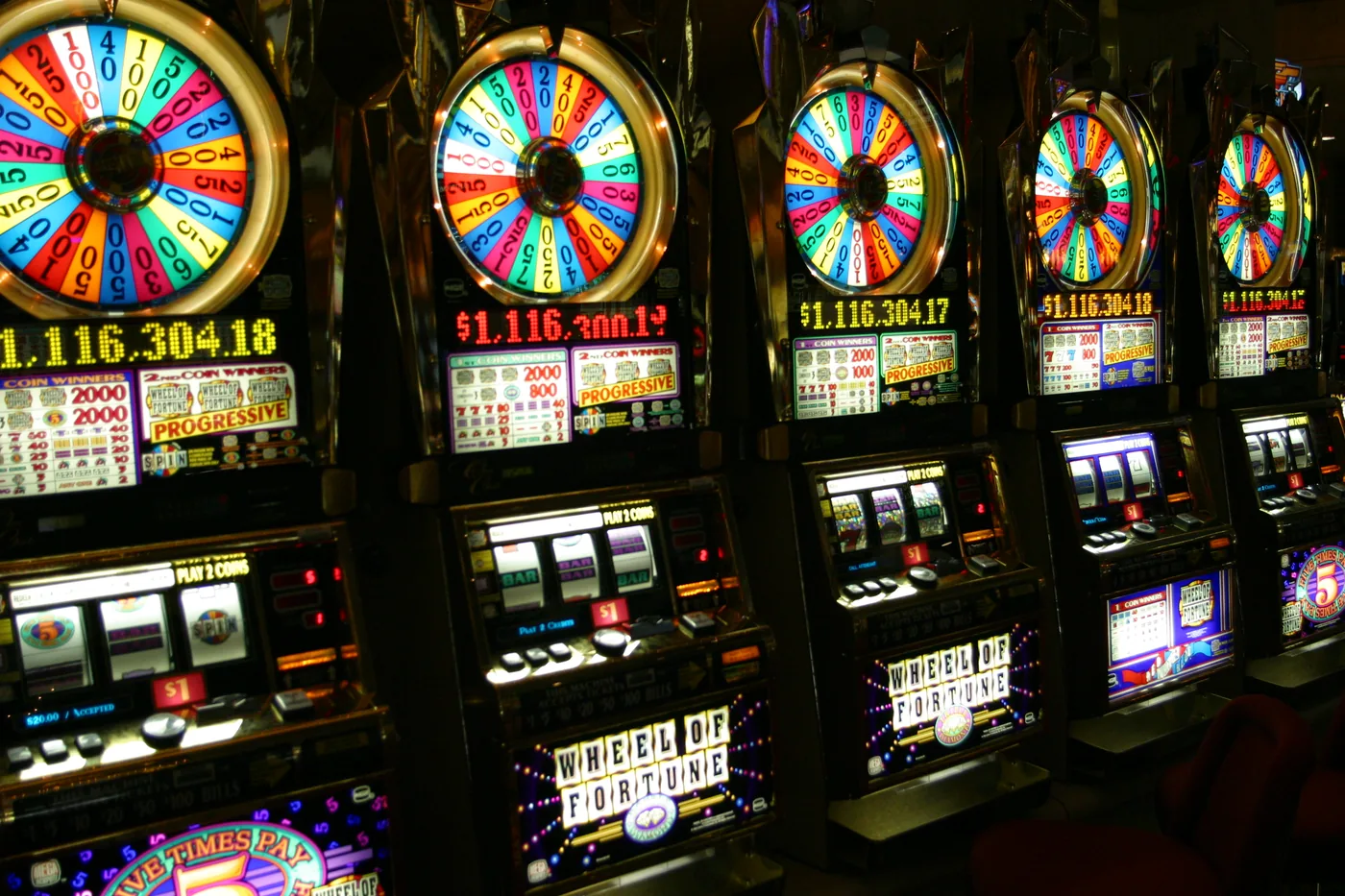 Deretan mesin slot di kasino