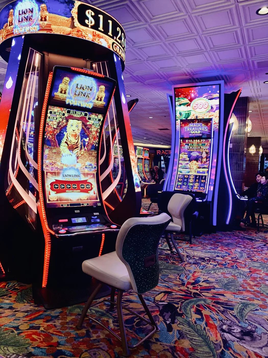 Mesin slot modern di area kasino